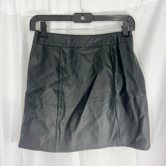 Forever 21 Womens Mini Skirt Size Medium Black Faux Leather Cowgirlcore Y2K 90s - Picture 2 of 4